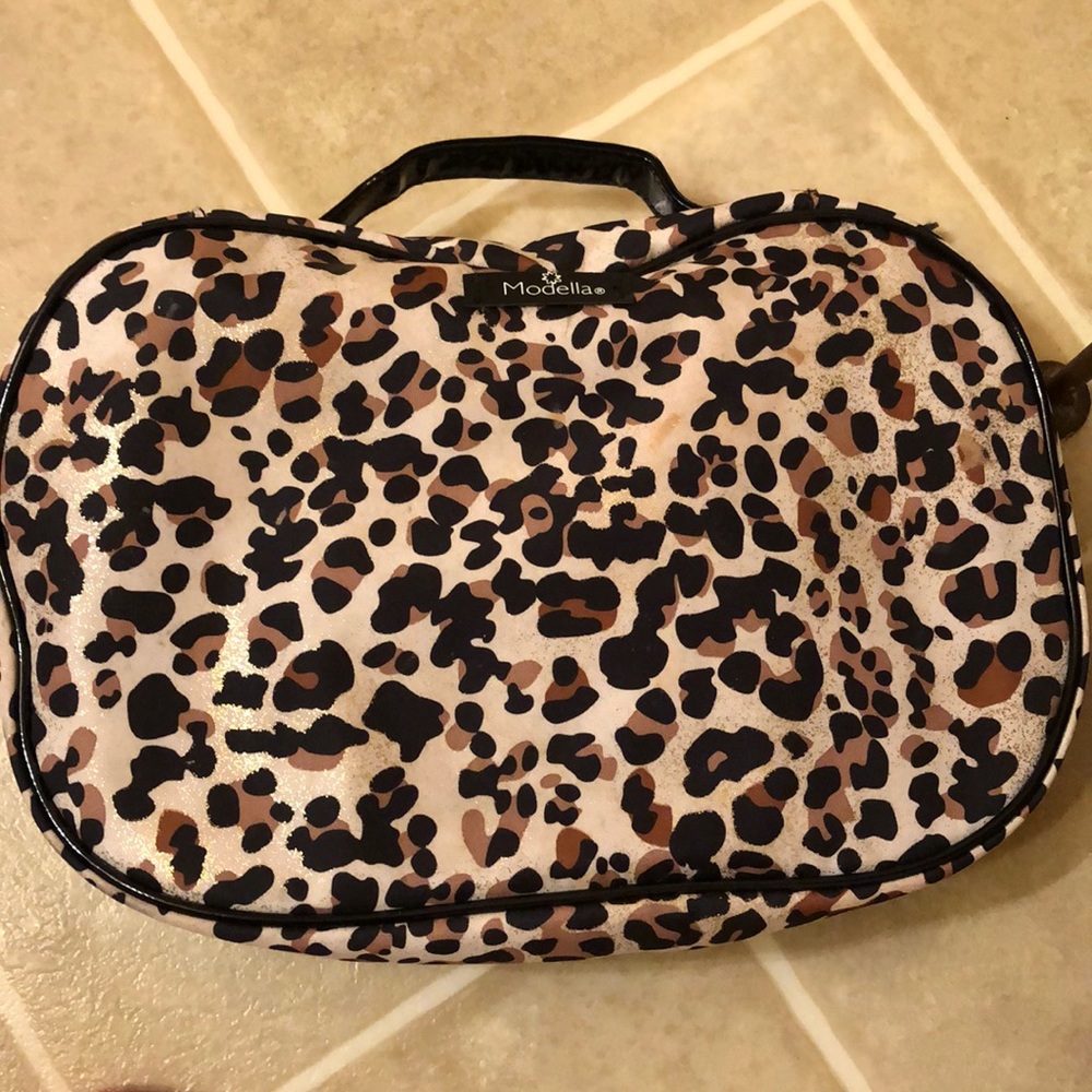 Gorgeous previously loved makeup bag. Needs a home